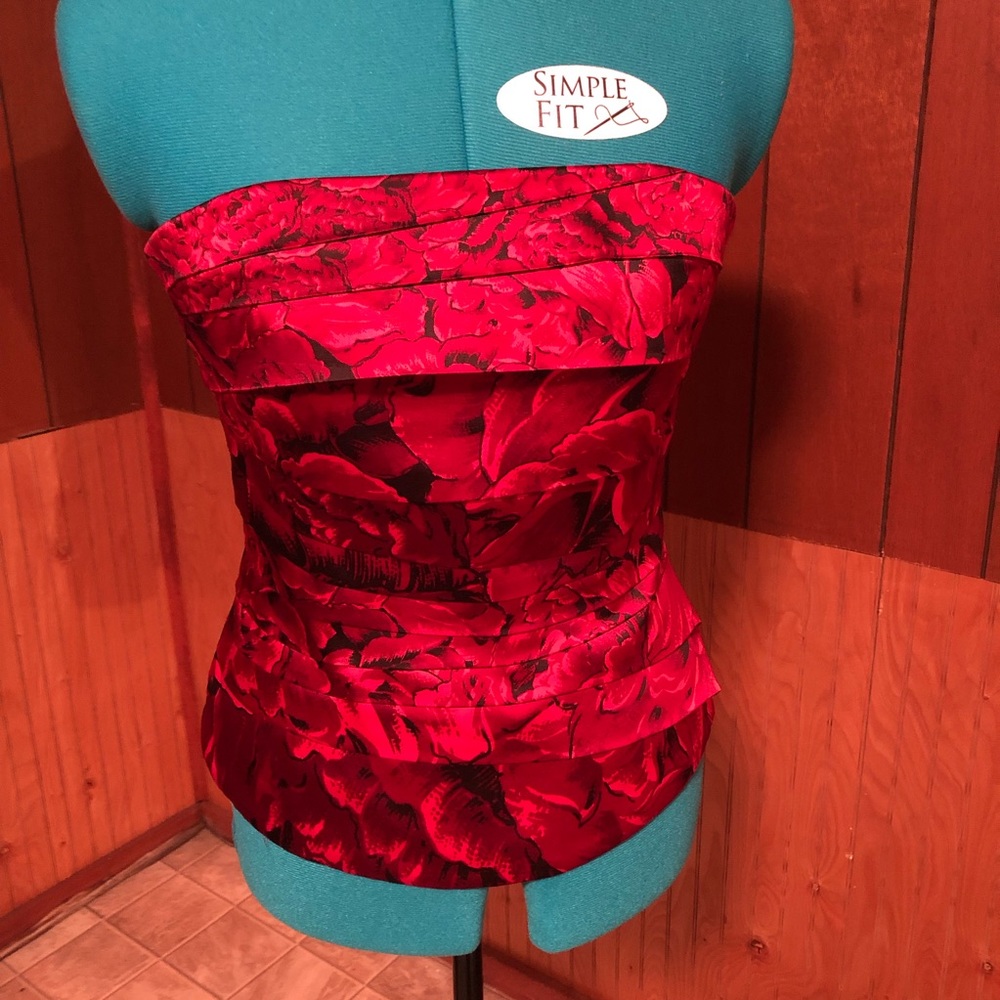 🌟 White House Black Market red strapless top 🌟